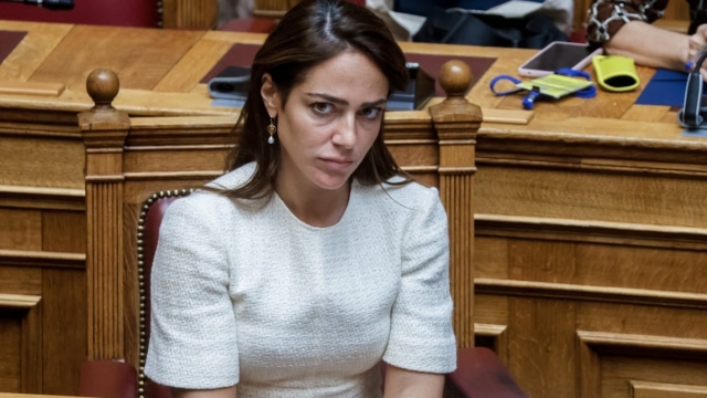 «Χαλασμός» με τη φράση της Δόμνας Μιχαηλίδου για τις συγχωνεύσεις σχολείων: «Δεν πειράζει, το περπάτημα κάνει καλό…»