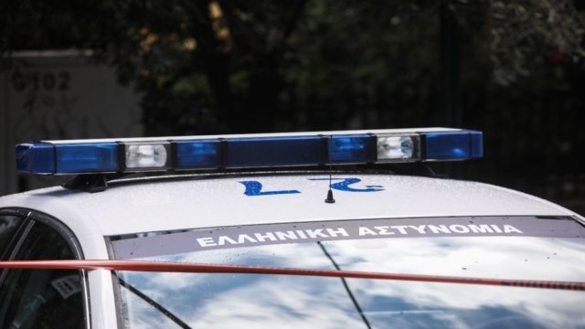 Έγκλημα στο Περιστέρι: Ποινική δίωξη στον 35χρονο πατροκτόνο – Ο πατέρας είχε συλληφθεί για ενδοοικογενειακή βία