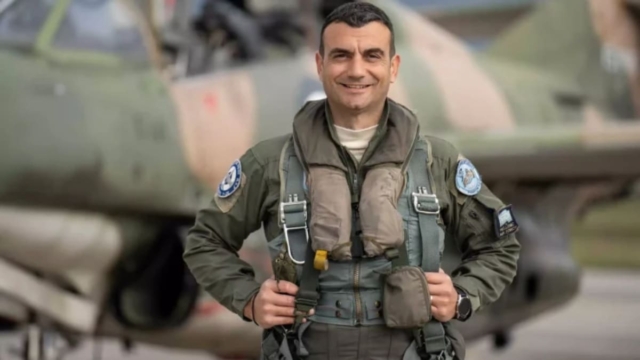Ήταν η τελευταία του πτήση με τέτοιο αεροσκάφος: Ο επισμηναγός Επαμεινώνδας Κωστέας είναι ο κυβερνήτης που σκοτώθηκε στην Καλαμάτα