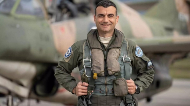 Συντριβή αεροσκάφους στην Καλαμάτα: «Ήταν ο άγγελος μου» – Σπάραξε η αδελφή του επισμηναγού που πέθανε