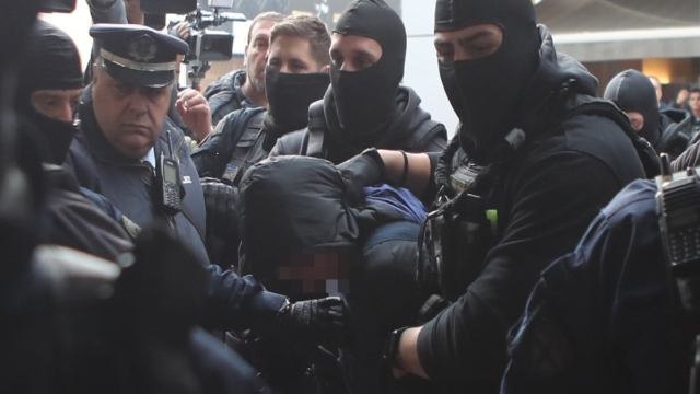 Επεισόδια στου Ρέντη: Προφυλακίστηκε ο 18χρονος που έριξε τη φωτοβολίδα στον αστυνομικό – Ζήτησε να μπει σε καθεστώς προστασίας μαρτύρων!