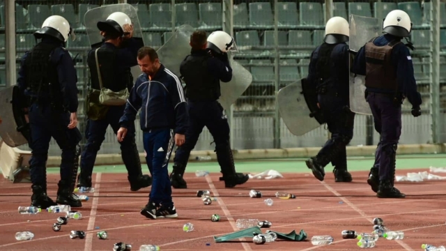 «Απίστευτες εικόνες – Οι Έλληνες αγρίεψαν ξανά»: Διεθνής ξεφτίλα για τα επεισόδια του Πανθεσσαλικού