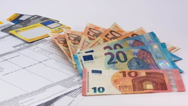 «Σωτήριο» επίδομα 105 ευρώ τη βδομάδα για δύο χρόνια – Άμεσα στα ΑΤΜ τα χρήματα