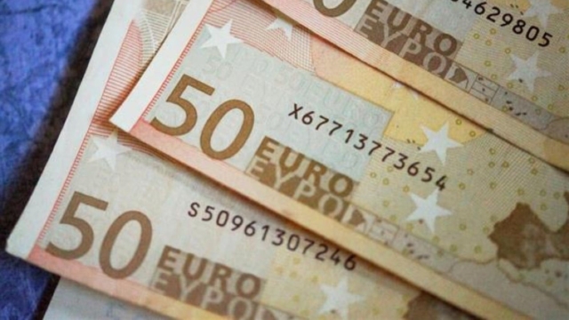 «Στάνταρ» επίδομα 300 ευρώ για δύο χρόνια – Οι νέοι δικαιούχοι