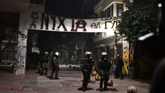 Επεισόδια στα Εξάρχεια: Μολότοφ και πετροπόλεμος μετά την πορεία για τον Αλέξανδρο Γρηγορόπουλο
