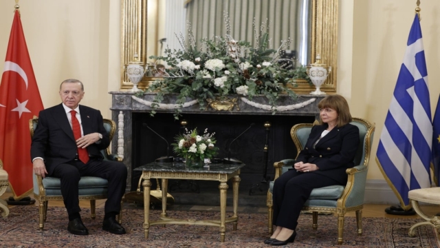 Ρετζέπ Ταγίπ Ερντογάν: «Να μιλήσουμε βλέποντας το γεμάτο μέρος του ποτηριού»! Σε εξέλιξη η συνάντηση με την Κατερίνα Σεκαλλαροπούλου – Το μεσημέρι το τετ α τετ με τον Κυριάκο Μητσοτάκη (Video)