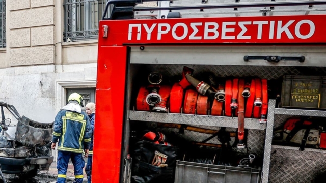 Φωτιά σε εγκαταλελειμμένο κτίριο στην Αθήνα – Πληροφορίες για νεκρό άνδρα