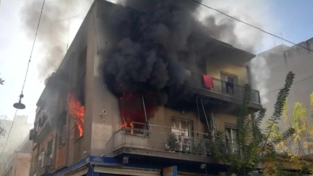 Φωτιά σε διαμέρισμα στο κέντρο της Αθήνας – Αναφορές για εγκλωβισμένο