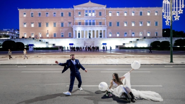 Η φωτογραφία της ημέρας: Νεόνυμφοι σε γιορτικό κλίμα στην «καρδιά» της Αθήνας