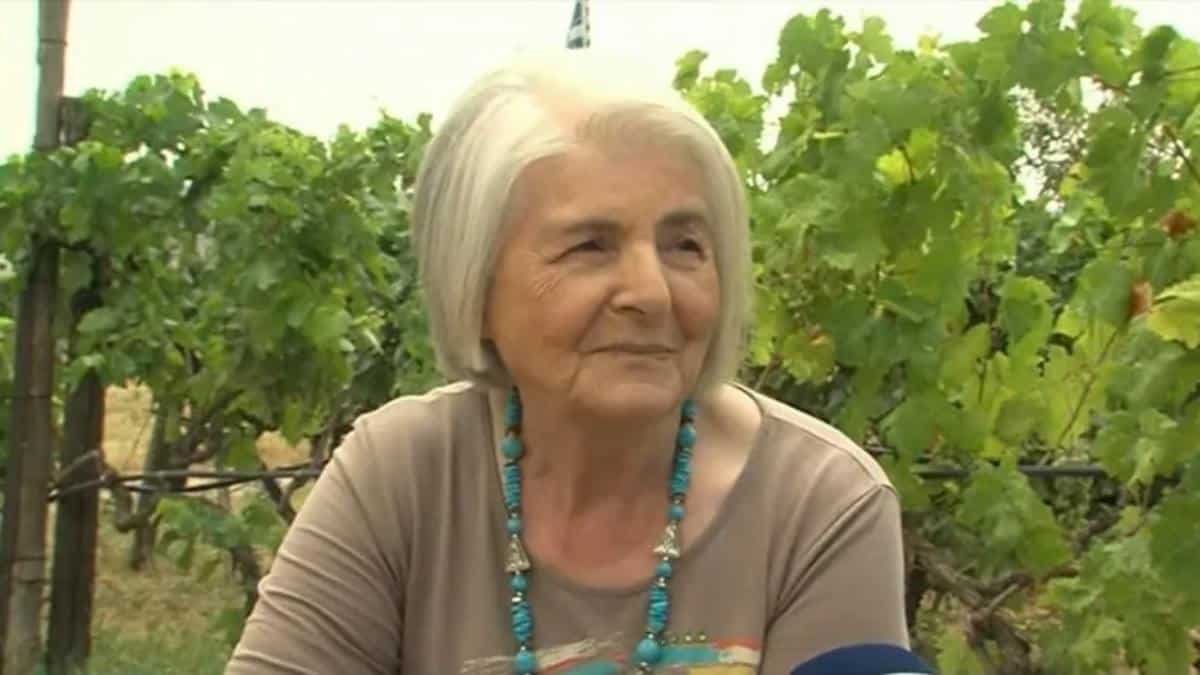 Τετραπέρατη η γιαγιά Σουλτάνα: Πήρε απολυτήριο λυκείου με άριστα 19.8 στα 76 της χρόνια