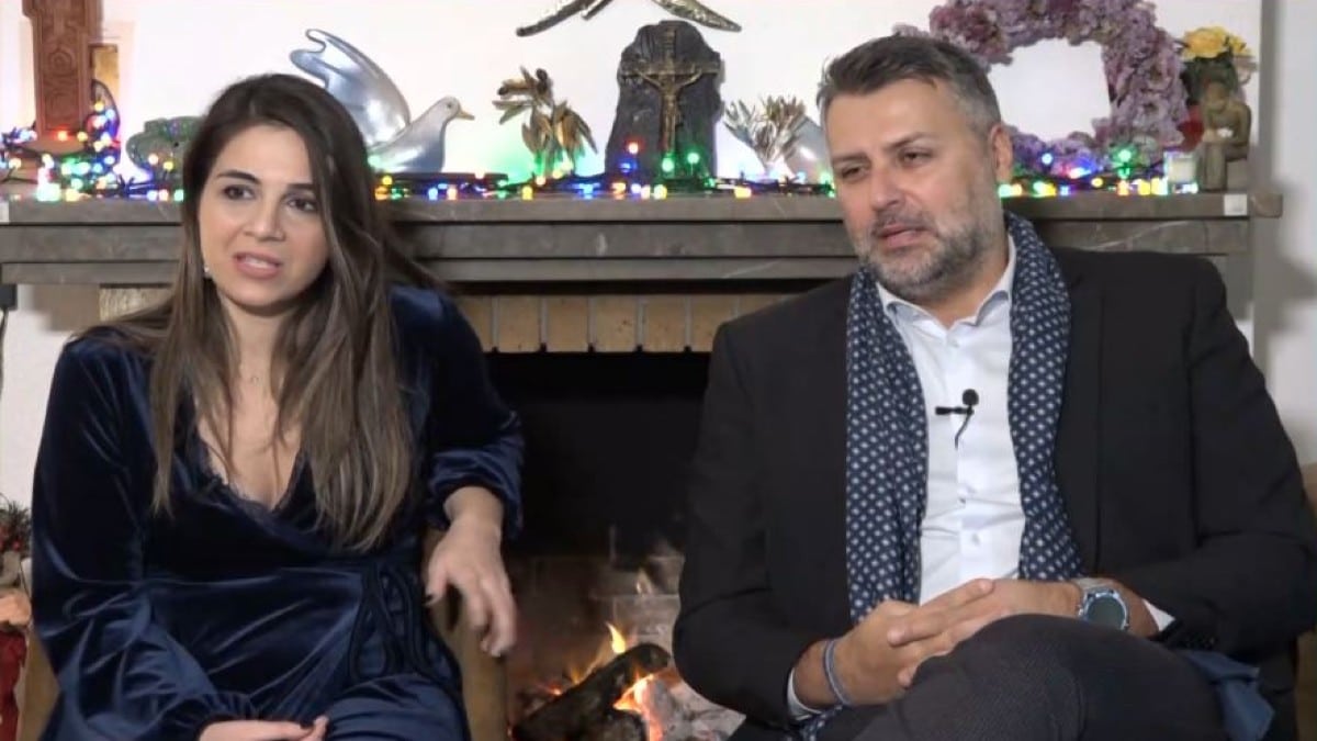 Γιάννης Καλλιάνος: «Η Χάρις είναι αρκετά γκρινιάρα και εγωίστρια. Η μεγαλύτερη προστριβή μας είναι…» – Η γνωριμία με την γυναίκα του και το προξενιό που τους έκαναν (Video)