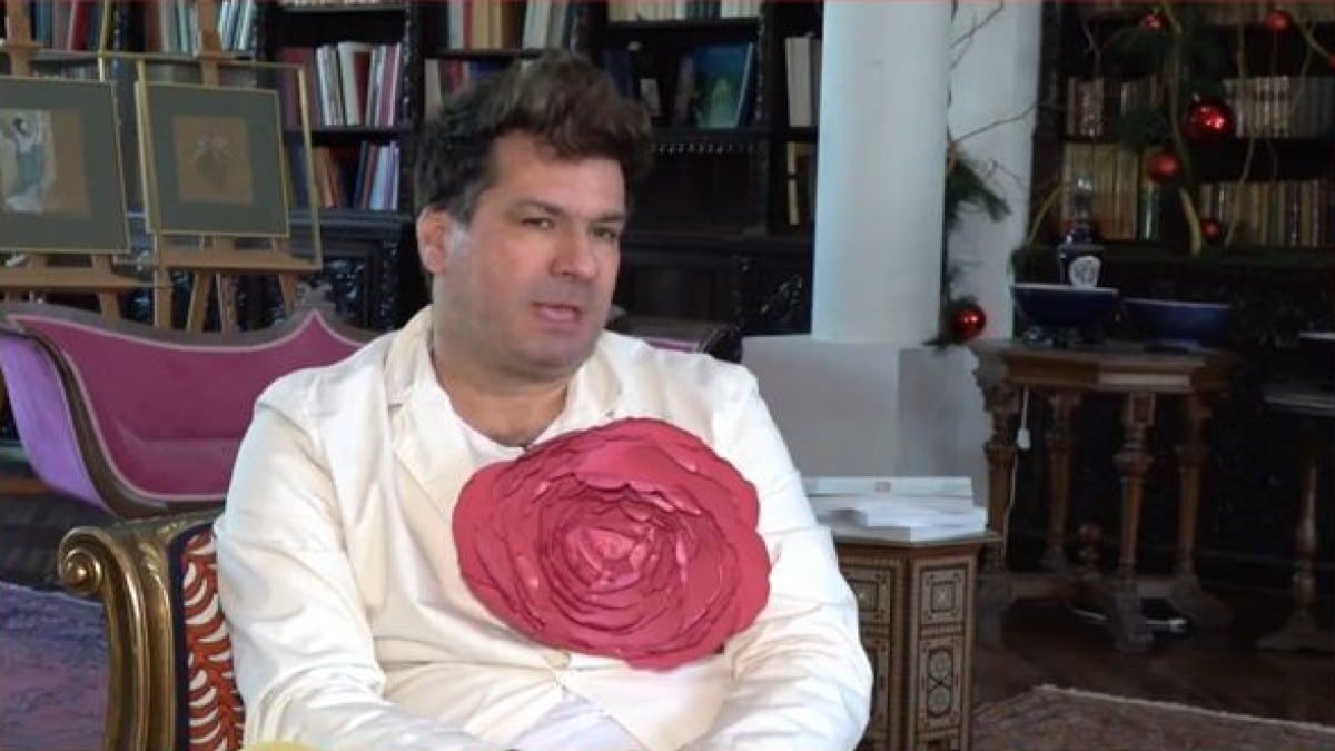 Γιώργος Καράμπελας: «Με ράπισαν, με λοιδόρησαν! Ένιωσα όλο αυτό που λέμε εκφοβισμό» – Κατάθεση ψυχής για την αρσενική και τη θηλυκή του πλευρά από τον “Cash or Trash” (Video)
