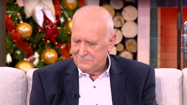 Βούρκωσε ο Γιώργος Παπαδάκης: «Είχε τη συμπεριφορά ενός παιδιού 6-7 ετών.  Δεν της είπα ποτέ ότι πέθανε ο αδερφός μας» – Η σπαρακτική εξομολόγηση για την αδερφή του με σύνδρομο Down