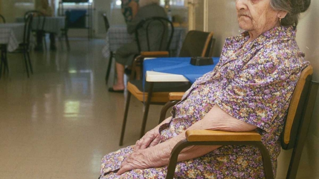 Κρήτη: «Είναι μεγάλο το βάρος» – Ξέσπασε σε λυγμούς η νοσηλεύτρια που έδωσε στην 92χρονη καθαριστικό αντί για νερό