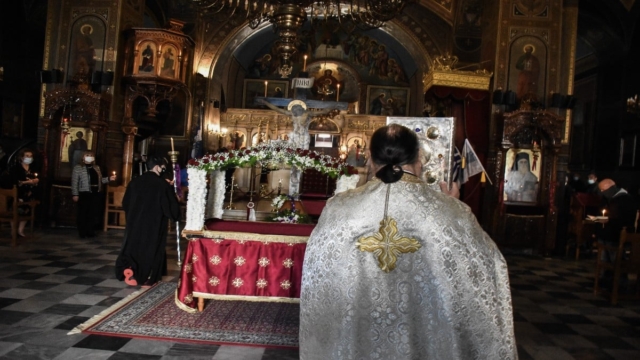 Ιερέας ζητά διαζύγιο από την πρεσβυτέρα γιατί δεν… εγκρίνει την ενασχόληση της με τη μελλοντολογία!