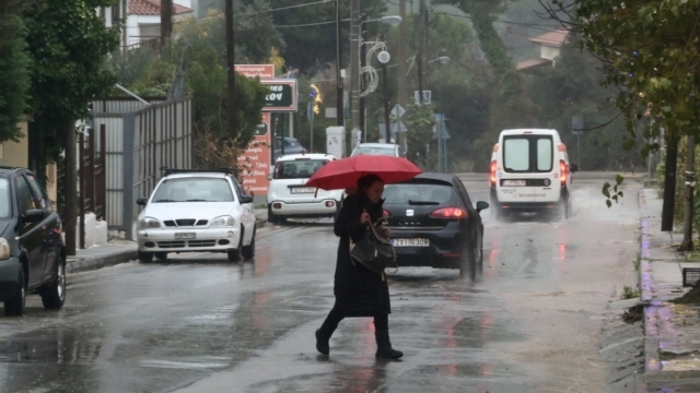 Καιρός σήμερα 4/12: «Βουτάει» κι άλλο η θερμοκρασία με βροχές και βοριάδες – Έρχεται «κουαρτέτο» κακοκαιρίας (video)