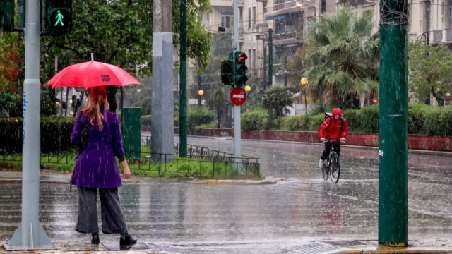Καιρός σήμερα 21/12: Σε εξέλιξη η μίνι κακοκαιρία – Καταρρακτώδεις βροχές σε Αθήνα και νησιωτική χώρα (video)