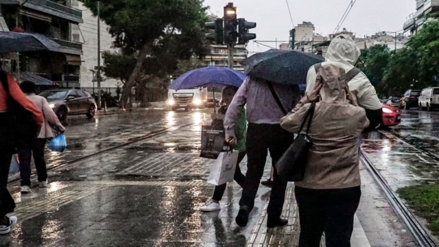Καιρός σήμερα (11/12) : Καταιγίδες και μικρή άνοδος της θερμοκρασίας – «Καμπανάκι» για αυτές τις περιοχές (video)