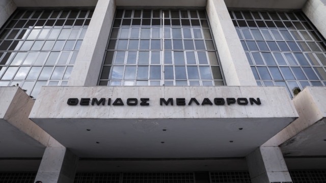 Καλύβια: Ελεύθερος ο 16χρονος που σκότωσε τον πατέρα του – «Απελευθερώθηκα, πλέον δεν φοβάμαι εγώ και η οικογένειά μου» (video)