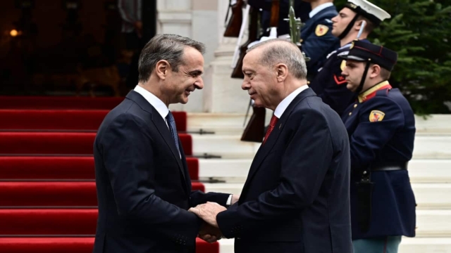 Στο Μαξίμου ο Ρετζέπ Ταγίπ Ερντογάν: H θερμή χειραψία με τον Κυριάκο Μητσοτάκη (Video)