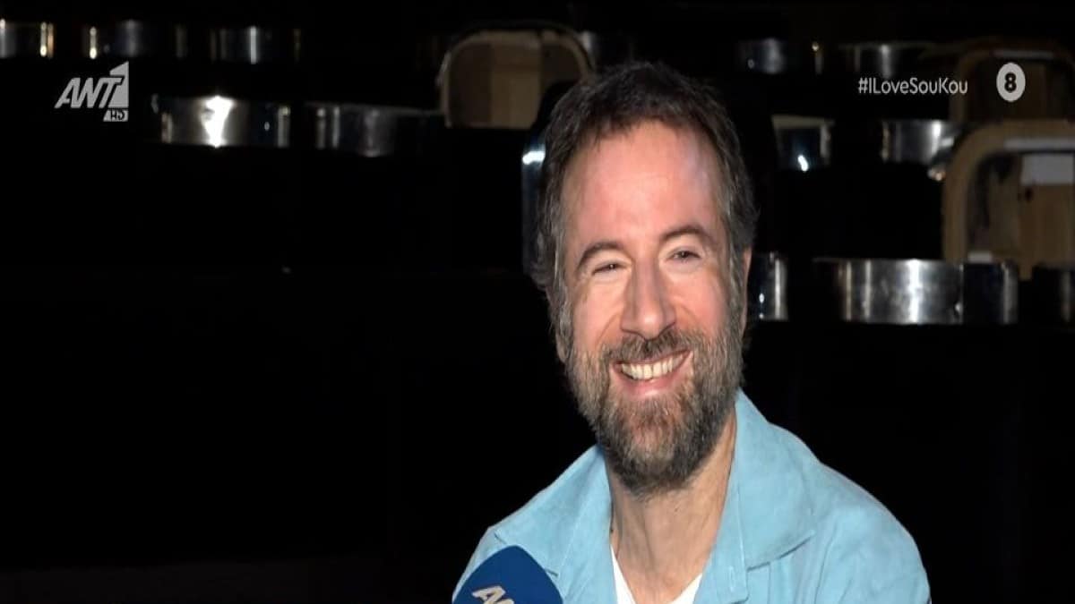 Κωστής Μαραβέγιας: «Είχα ανοιχτό φερμουάρ, τα βλέμματα ήταν πιο κάτω από μένα» – Η αποκάλυψη για το απρόοπτο επί σκηνής (Video)