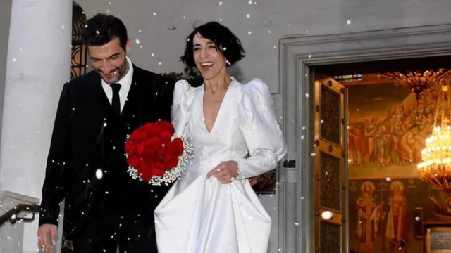 Παντρεύτηκαν ο Νίκος Κουρής & η Έλενα Τοπαλίδου – Τους «έπνιξαν» με ρύζι τη στιγμή του φιλιού στο στόμα έξω από την εκκλησία