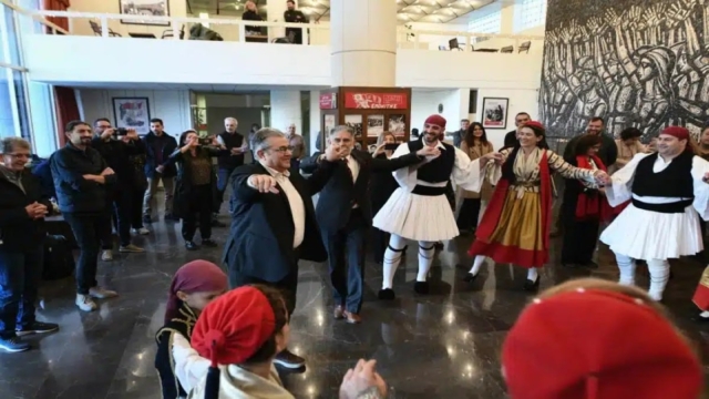 Τσακώνικα κάλαντα στον Δημήτρη Κουτσούμπα – Έσυρε τον χορό ο Γενικός Γραμματέας του ΚΚΕ (video)