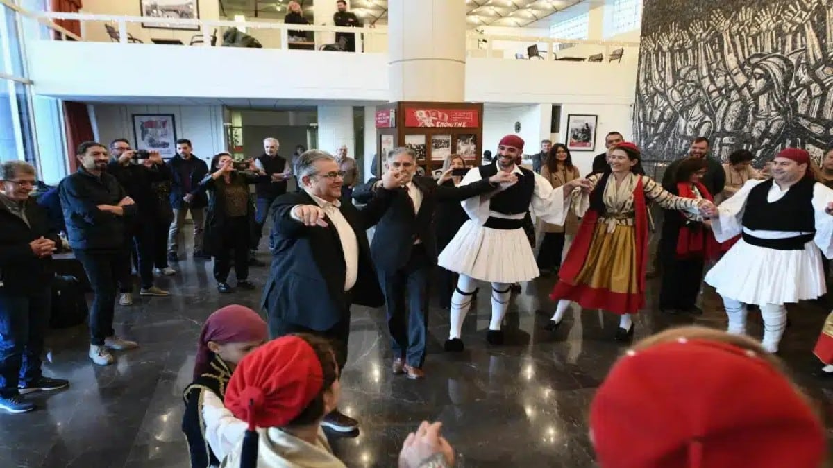 Τσακώνικα κάλαντα στον Δημήτρη Κουτσούμπα – Έσυρε τον χορό ο Γενικός Γραμματέας του ΚΚΕ (video)