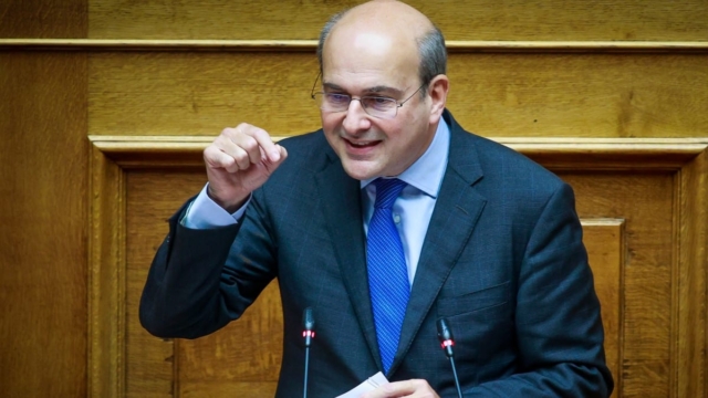 Ξαφνική «στροφή» από την κυβέρνηση: Τέσσερις αλλαγές στο φορολογικό νομοσχέδιο ανακοίνωσε ο Κωστής Χατζηδάκης – Ποιους αφορούν (video)