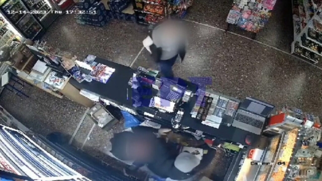 Θεσσαλονίκη: Αδίστακτος ληστής σε μίνι μάρκετ άρπαξε την υπάλληλο από τον λαιμό – Το βίντεο ντοκουμέντο της φρίκης