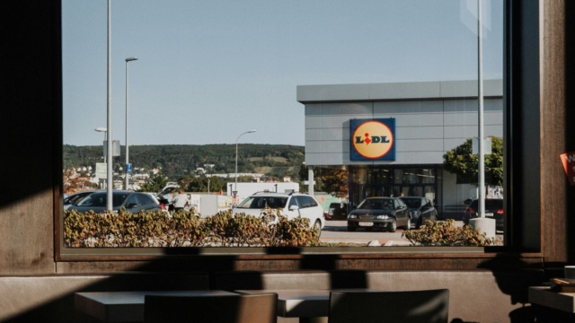 Έκτακτη ανακοίνωση από τα Lidl: Ανακαλεί άρον άρον 43 πασίγνωστα σνακ