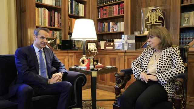 Συνάντηση Μητσοτάκη – Σακελλαροπούλου: «Εγκρίναμε μια ιστορική μεταρρύθμιση καταργώντας το κρατικό μονοπώλιο στα Πανεπιστήμια» (video)