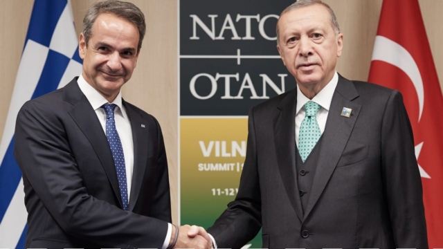 Ελληνοτουρκικά: Με 3 αεροσκάφη και 3 δικά του οχήματα ο Ερντογάν στην Αθήνα – Η ατζέντα και οι συμφωνίες που θα υπογραφούν (video)