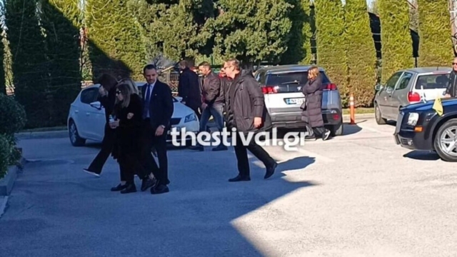 Θεσσαλονίκη: Στον οίκο τελετών η σορός του μεγάλου Βασίλη Καρρά – Υποβασταζόμενες η σύζυγος και η κόρη του (video)