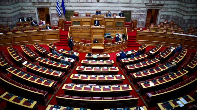Βουλή: Υπερψηφίστηκε το ν/σ για τα «κόκκινα» δάνεια – «Ναι» επί της αρχής του από 158 βουλευτές ΝΔ, «όχι» από 139 της αντιπολίευσης (video)