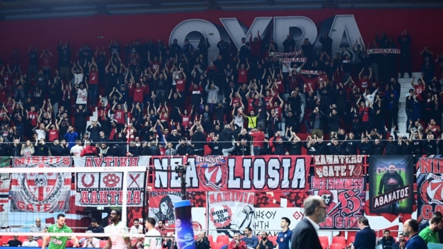 Επεισόδια στον αγώνα βόλεϊ Ολυμπιακός – Παναθηναϊκός: Χαροπαλεύει αστυνομικός που τραυματίστηκε από ναυτική φωτοβολίδα