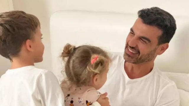 Παντελής Τουτουντζής: Με τον σύντροφό του και τα παιδιά τους δίπλα στο χριστουγεννιάτικο δέντρο – «Αγάπη άνευ όρων»