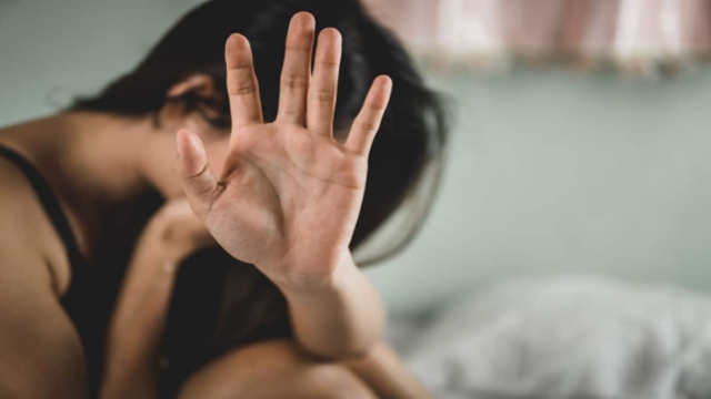 «Με βίασε και το βιντεοσκοπούσε! Με απείλησε ότι εάν δεν συνεχίσει να υπακούει στις “αρρωστημένες διαθέσεις” του θα…» – Σοκάρει η καταγγελία 23χρονης για τον σύντροφό της