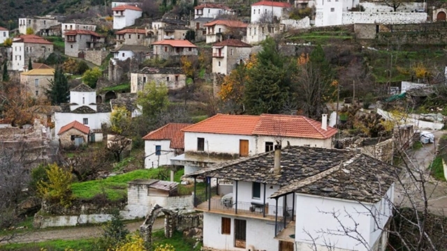 Πραστός: Το γραφικό χωριό στις πλαγιές του Πάρνωνα που μοιάζει από άλλη εποχή