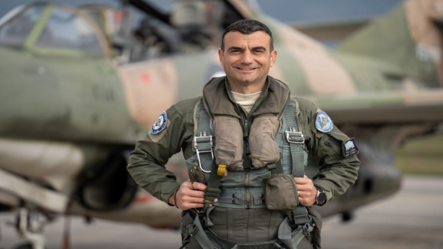 Πτώση αεροσκάφους στην Καλαμάτα: «Έφυγε έτσι όπως ήθελε, να πετάει» – “Λύγισε” ο πατέρας του 40χρονου επισμηναγού Επαμεινώνδα Κωστέα