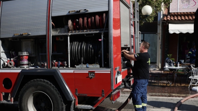 Φωτιά τώρα στο κέντρο της Αθήνας κοντά στη Βουλή – Κινητοποίηση της πυροσβεστικής