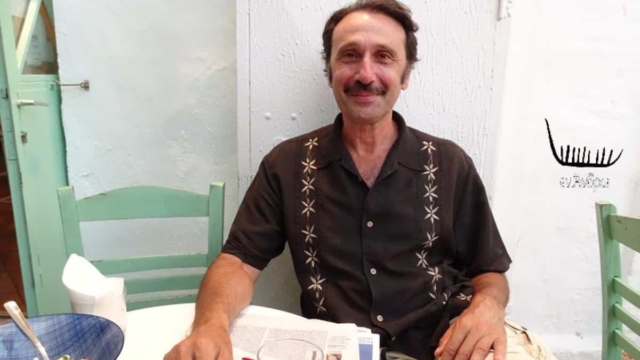 Συγκινεί ο Ρένος Χαραλαμπίδης: «Είμαι περήφανος γιος μιας καθαρίστριας και ενός κηπουρού»
