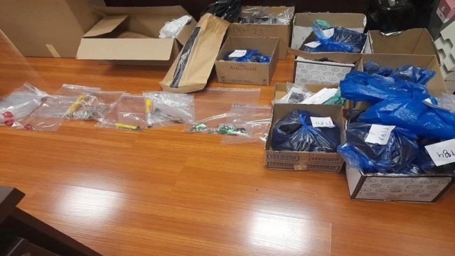 Επεισόδια στου Ρέντη: Αυτά βρήκε η ΕΛ.ΑΣ. στο γήπεδο – Φωτοβολίδες, καμμένα ρούχα, μαχαίρι και full-face κουκούλες άφησαν πίσω τους οι χούλιγκαν (video)