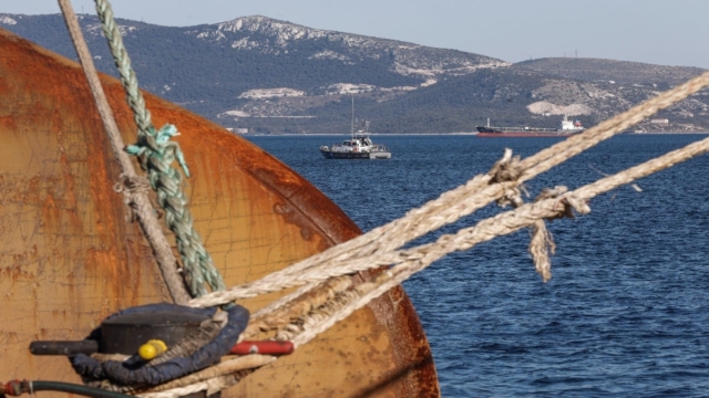 Στιγμές αγωνίας για 41 επιβάτες και 8 μέλη πληρώματος πλοίου στη Ρόδο – Προσέκρουσε στο λιμάνι σου νησιού
