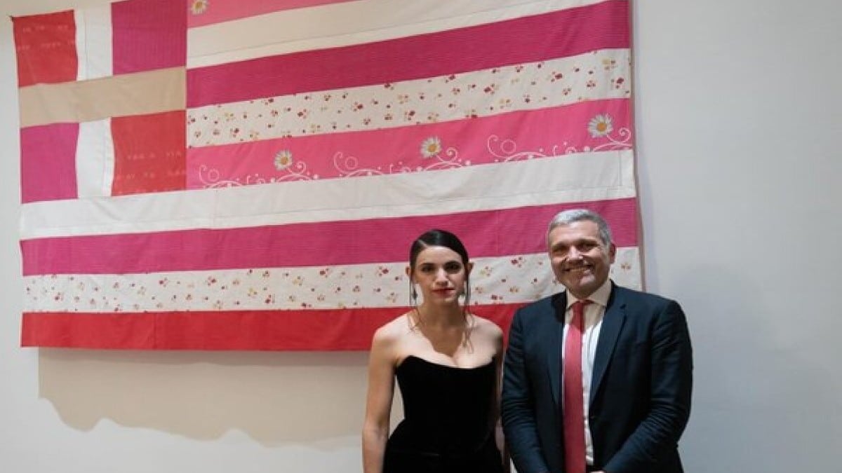 Υπουργείο Εξωτερικών: Με παρέμβαση Γεραπετρίτη αποσύρεται η ροζ ελληνική σημαία από το Γενικό Προξενείο της Νέας Υόρκης – Τι συμβολίζει