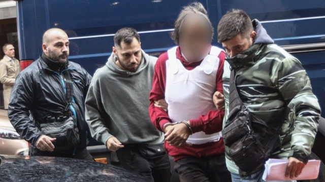 Γυναικοκτονία στη Σαλαμίνα: «Γιατί δεν έκαναν κάτι όσοι είπαν ότι άκουγαν καβγάδες;» – Ξεσπά η αδερφή της 43χρονης