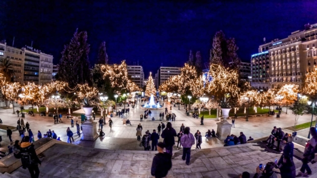 Η φωτογραφία της ημέρας: Η χριστουγεννιάτικη διακόσμηση στην πλατεία Συντάγματος
