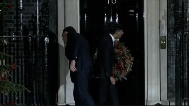 Αμήχανο: Ο Ρίσι Σούνακ κλείστηκε έξω από το Downing Street μαζί με τον Ολλανδό ομόλογό του και δεν τους άνοιγε κανείς! (video)