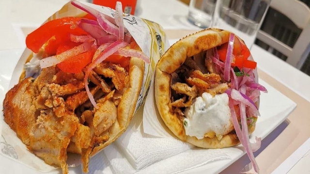Η ποιότητα του κρέατος ξεπερνάει κάθε λογική: Το σουβλατζίδικο της Αθήνας με τον γύρο – ποίημα