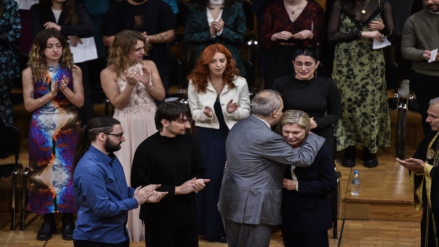 Τέμπη: «Μαύρη» ορκωμοσία στο ΑΠΘ! Ράγισαν καρδιές στην αίθουσα Τελετών – Δόθηκε τιμητικά το πτυχίο της αρχιτεκτονικής στις αδικοχαμένες φοιτήτριες Ελπίδα Χούπα και Εριέττα Μόλχου (Video)